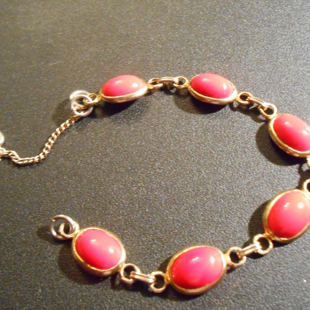 Gold and Red Oval Bracelet - Picture 3 of 3